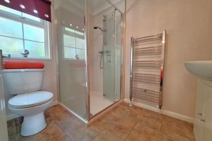 Ensuite - click for photo gallery